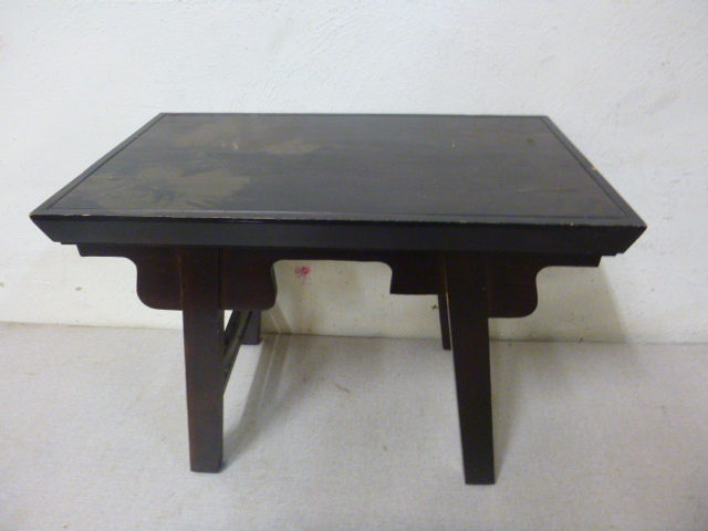 lot 193 image: Small Table