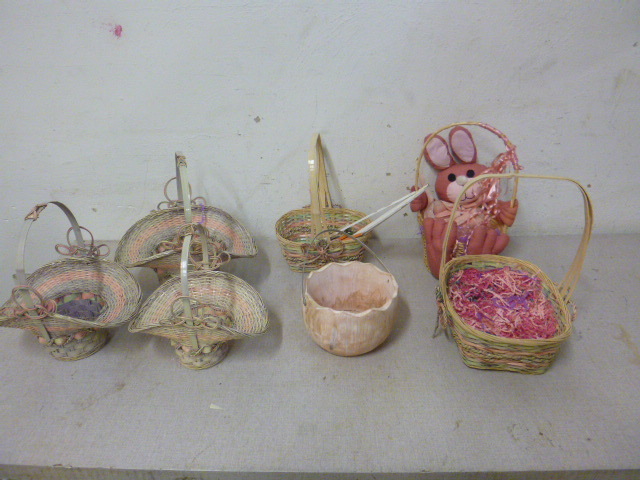 lot 194 image: Miscellaneous Easter Baskets