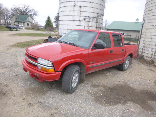 lot 3 image: 2003 Chevrolet S10 Quad Cab 4X4 Truck