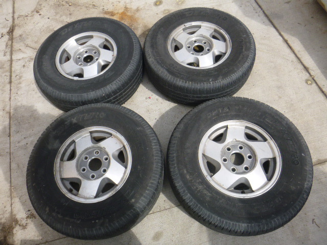 lot 14 image: 4 GM Aluminum Rims with Tires