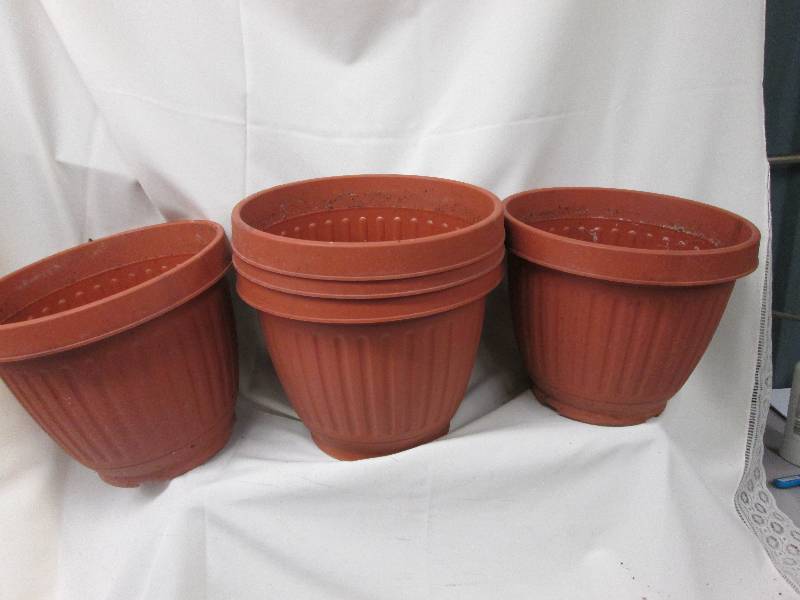 Lot of 5 large plastic planters...