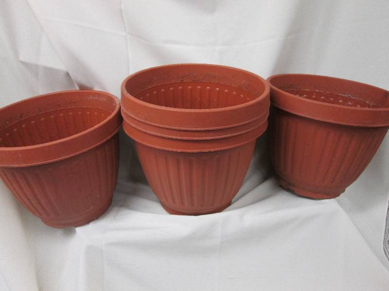 Lot of 5 large plastic planters...