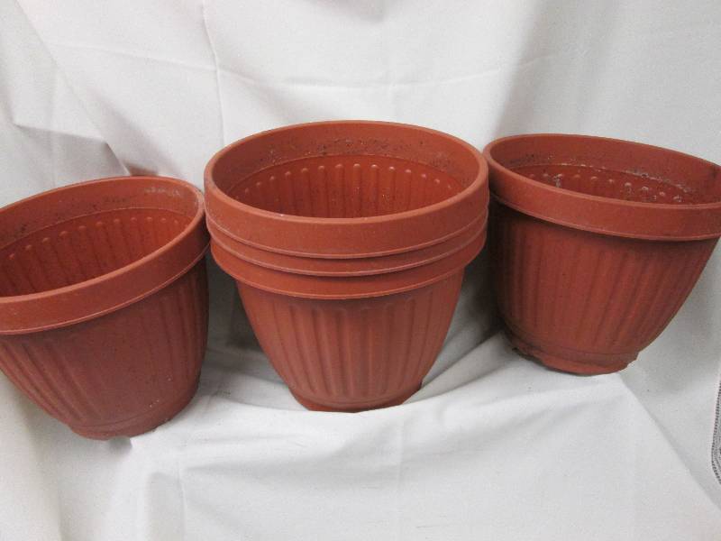 Lot of 5 large plastic planters...