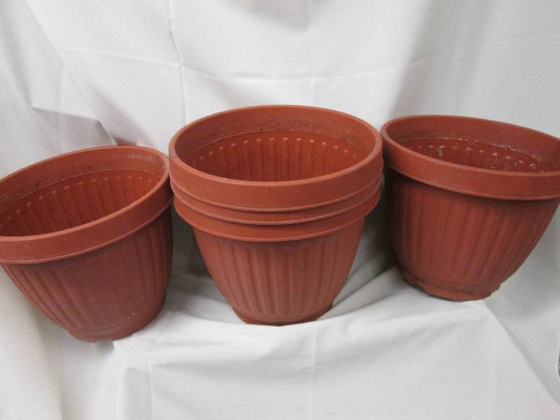 Lot of 5 large plastic planters...