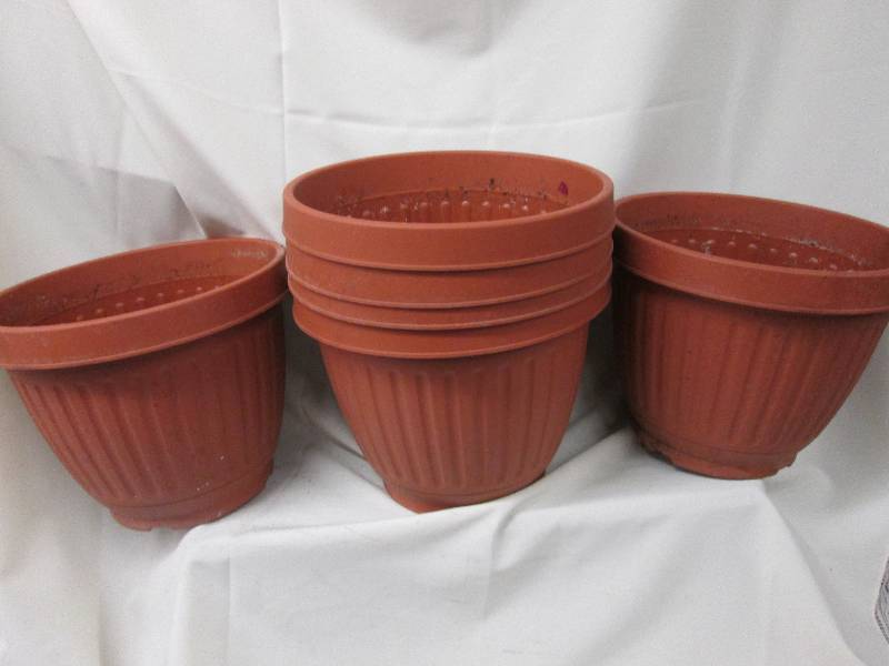 Lot of 6 large plastic planters...