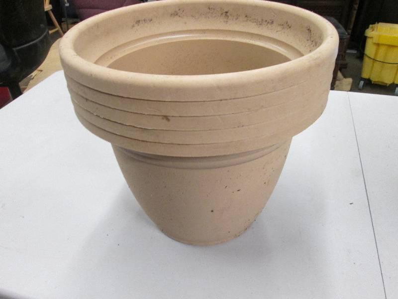 Lot of 5 large plastic planters-tan...