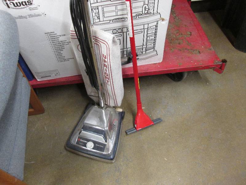 Sanitaire upright vacuum cleaner, m...