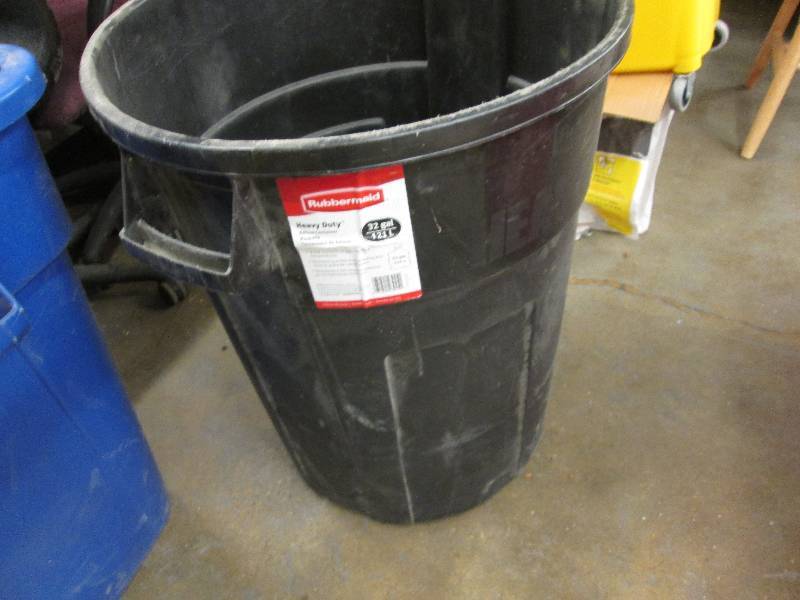 32 gallon Rubbermaid trash can...