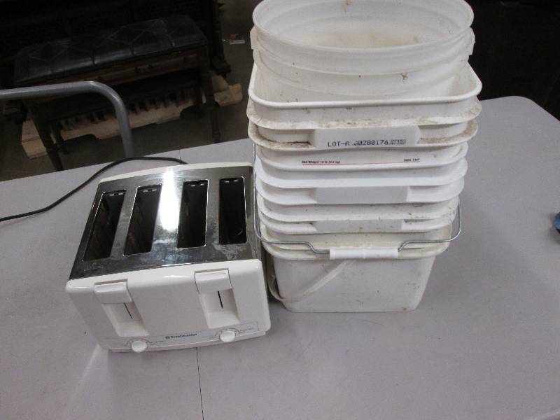 Toastmaster 4 slice toaster , 3 squ...