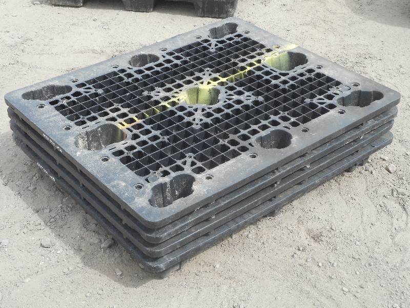 lot 19 image: (4) Commercial 42x48 Plastic Pallets, Stackable
