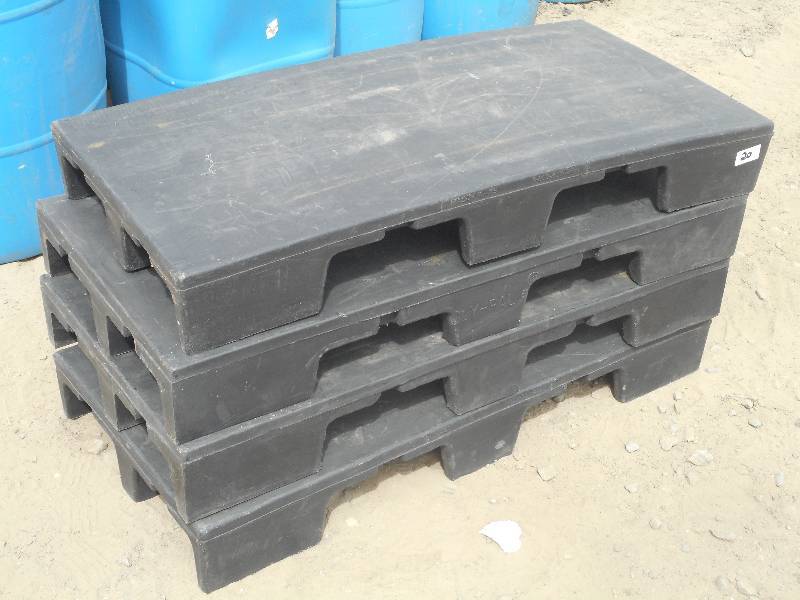 lot 20 image: (4) 24x48 Commercial Plastic Pallets