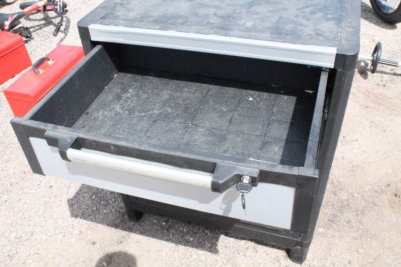 lot 29 image: Tool Cabinet