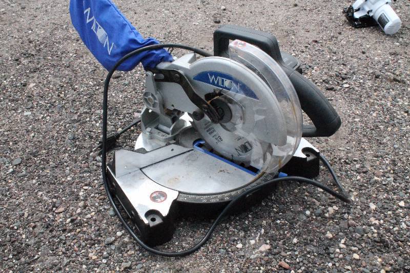 lot 32 image: Miter Saw
