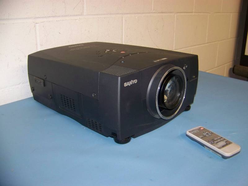 lot 16 image: Sanyo, PLV-80, LCD Projector with Remote Control