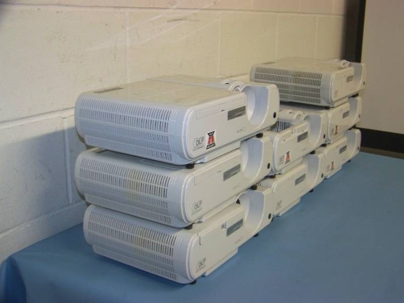 lot 89 image: (8) Mitsubishi, XD221U, DLP Projectors for PARTS  REPAIR