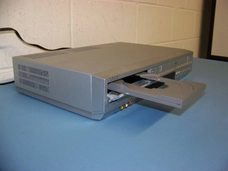 lot 40 image: Sony, DVD  VCR Combo Player with Remote Control