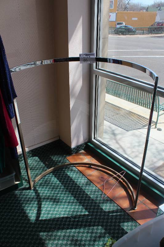 Steel Half Oval Clothing Display Rack