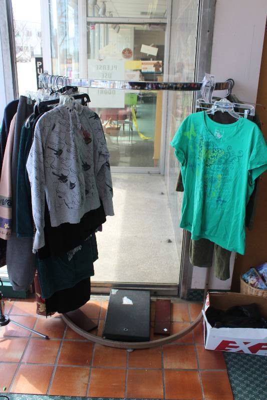 Steel Half Oval Clothing Display Rack