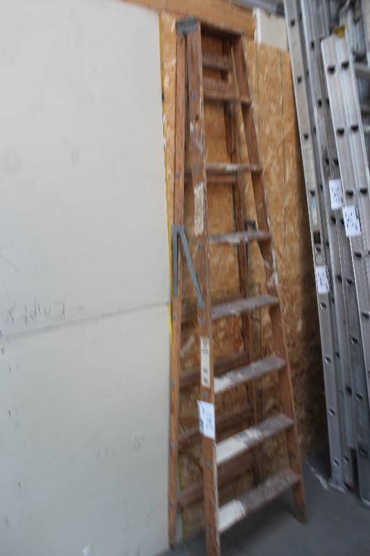 Keller 8 Medium Duty Commercial Wood Ladder