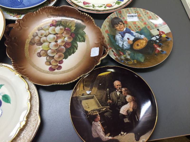 Collectibles - Lot Mixture Of Beautiful Plates - 20 Pictures - Check out the labels Believe no chips but may have wear, crazing & Scuffs Underneath