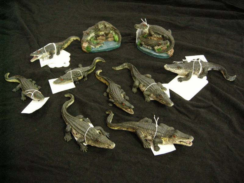 lot 17 image: Small Alligator Figures