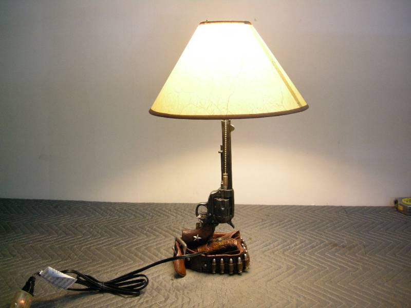lot 7 image: Pistol Belt Lamp