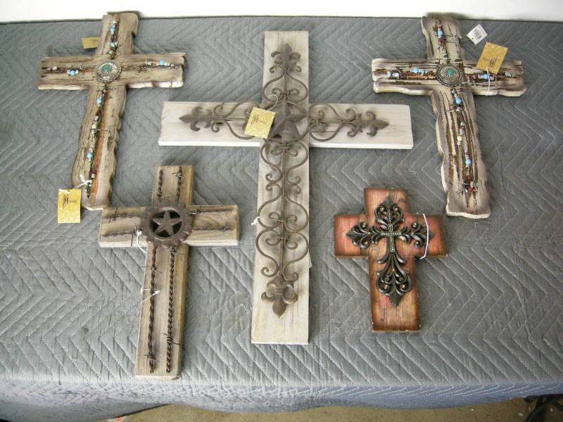 lot 20 image: Decorative Wood Crosses