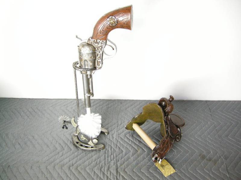 lot 26 image: Pistol & Saddle Bathroom Items