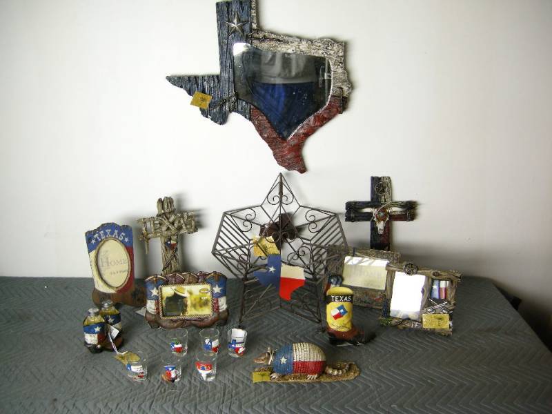 lot 39 image: Texas Themed items