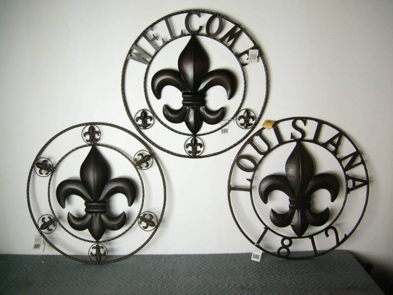 lot 44 image: Metal Fleur de Lis Circle Hangers