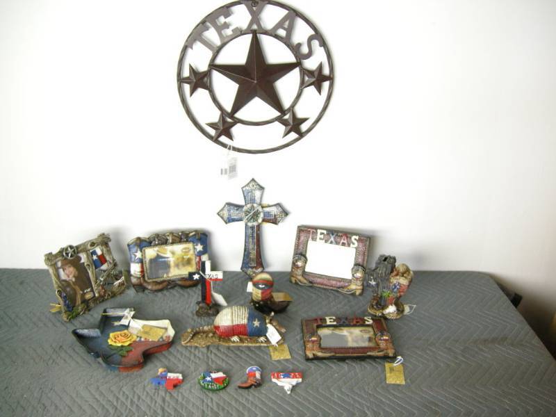lot 46 image: Texas Themed items