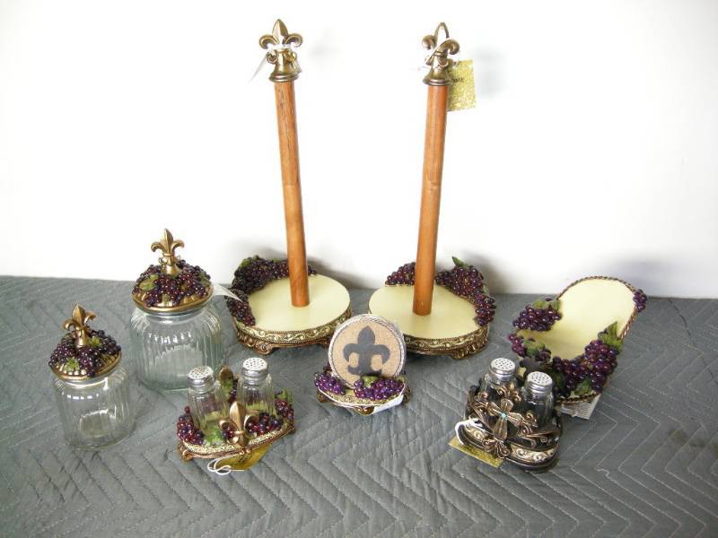 lot 50 image: Fleur de Lis and Grape Kitchen Items