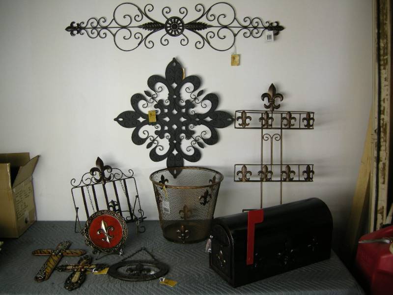 lot 64 image: Fleur de Lis Items