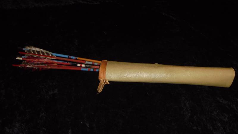 Lot Vintage Arrows & Sheath