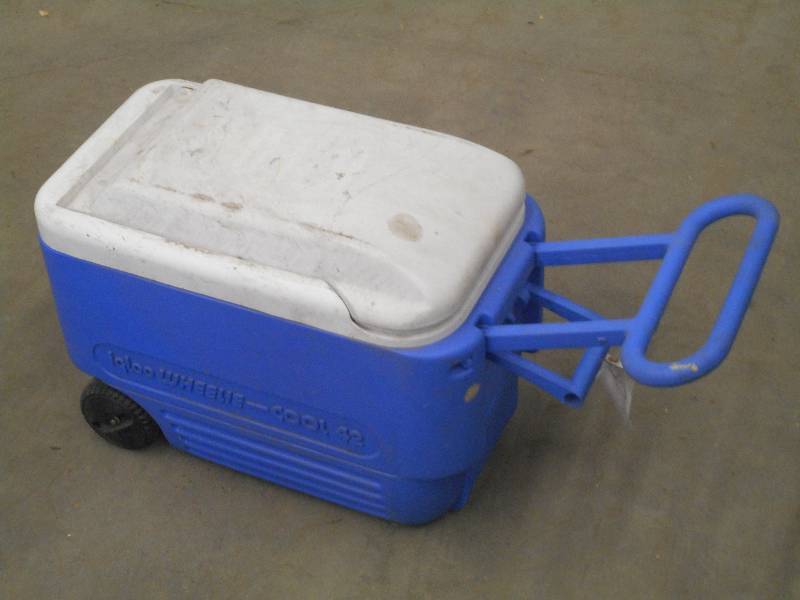 lot 5 image: Igloo Wheelie Rolling Cooler ...
