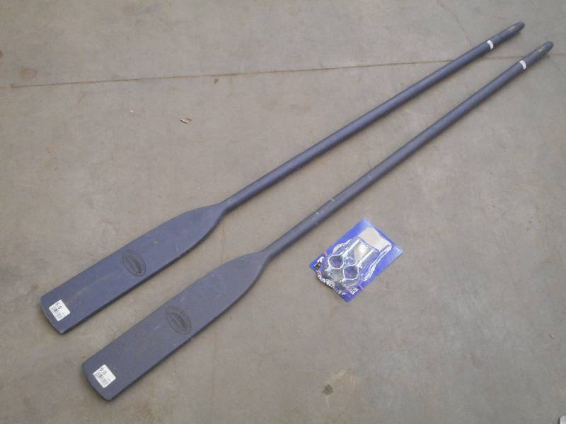 lot 20 image: Set Of Feather Lite Oars With Set O...