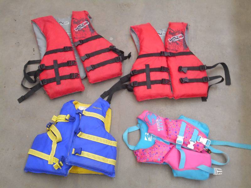 lot 46 image: Lot Of (4) Youth Life Vests ...