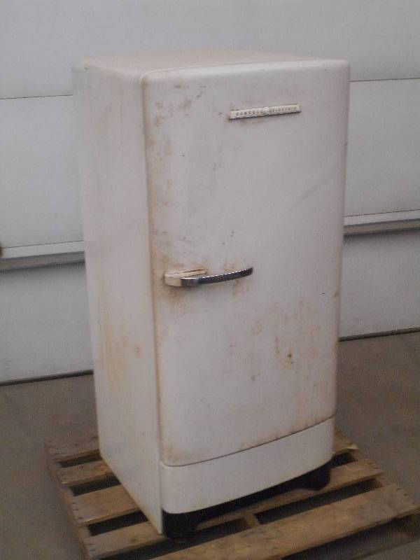 lot 55 image: Vintage GE Refrigerator With Interi...