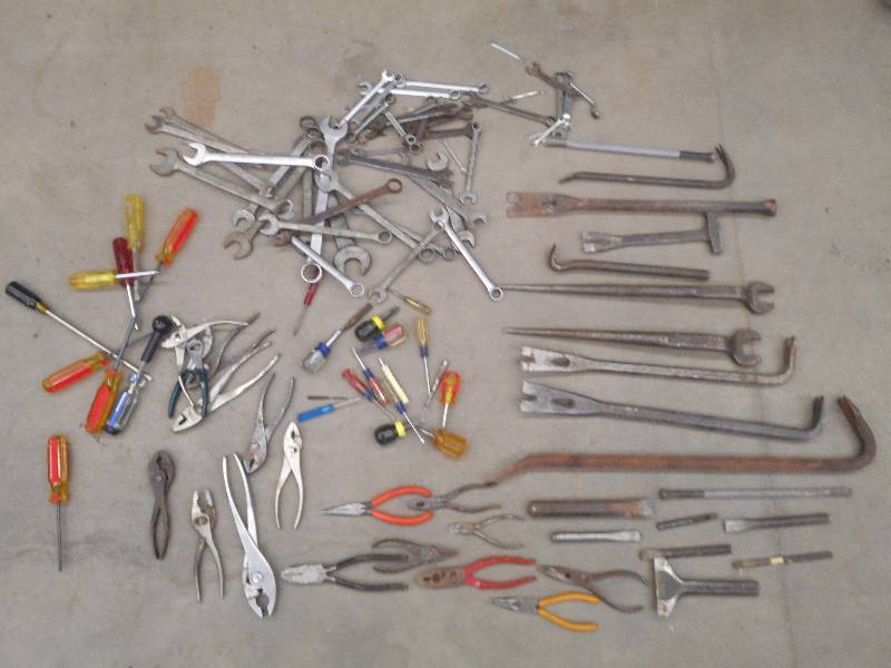 lot 56 image: Box Full Of Asorted Hand Tools Scr...