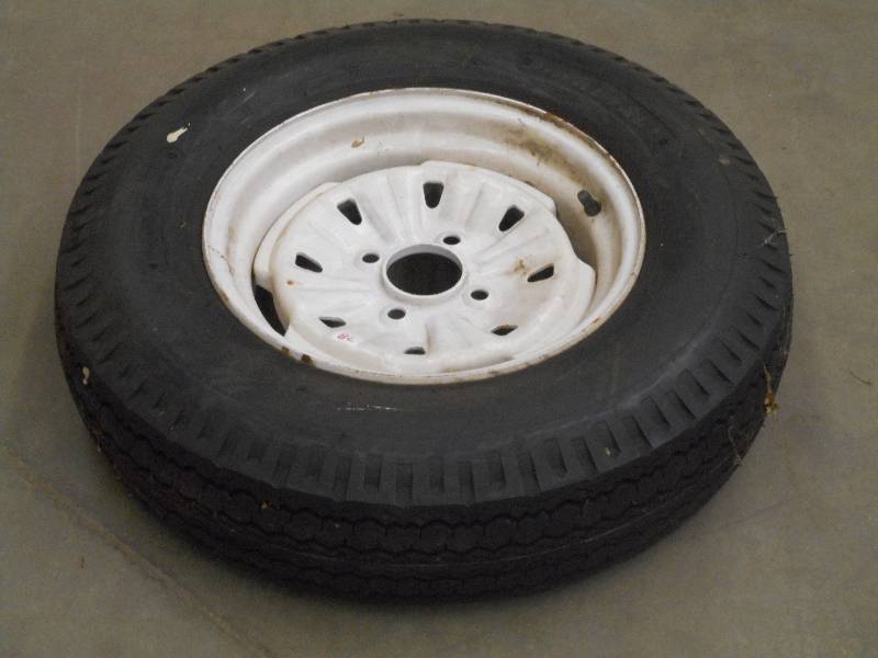 lot 75 image: Carlisle B78-13ST Trailer Tire On 4...