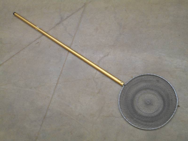 lot 99 image: Vintage Wire-Mesh Long Handle Landi...