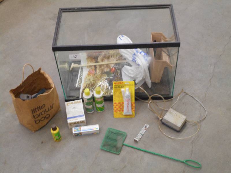 lot 102 image: Glass Fish Tank With Assorted Acces...
