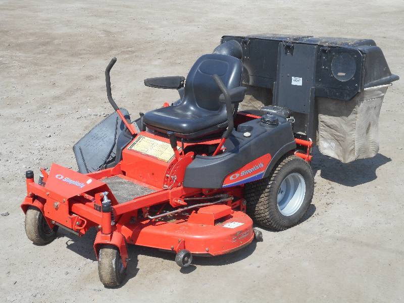 lot 1 image: Simplicity Zero-Turn Mower With Collection System