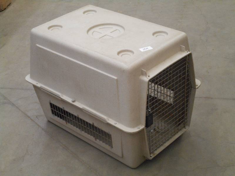 lot 109 image: OMC 34 Pet Kennel ...