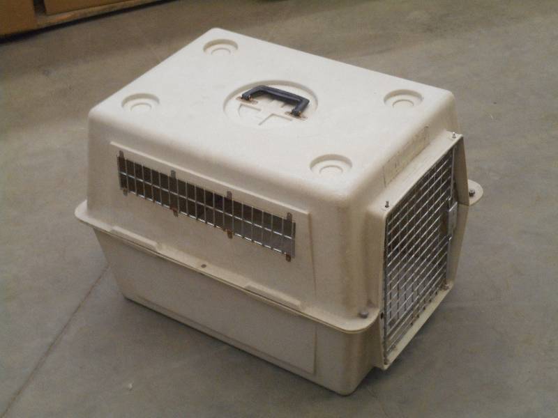 lot 113 image: 26 Pet Travel Kennel ...