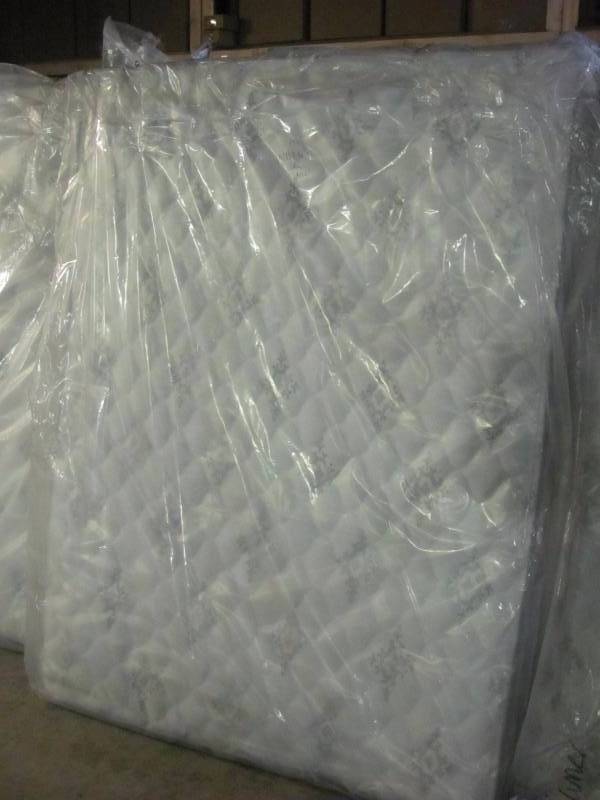 New Serta Perfect Sleeper Lake Winds Firm Queen Mattress & Box Spring