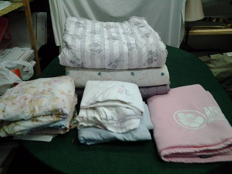 Large Lot Of Bedding Sheets, Blankets (Twin Size)