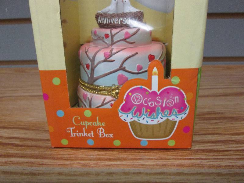 Anniversary trinket box Retail $9.9...