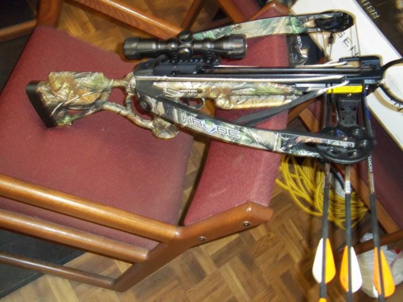 lot 211 image: Horton CB880 Havoc 175 Crossbow Package with 4x32 Scope, Realtree  Owned by 78 year old that used it only once