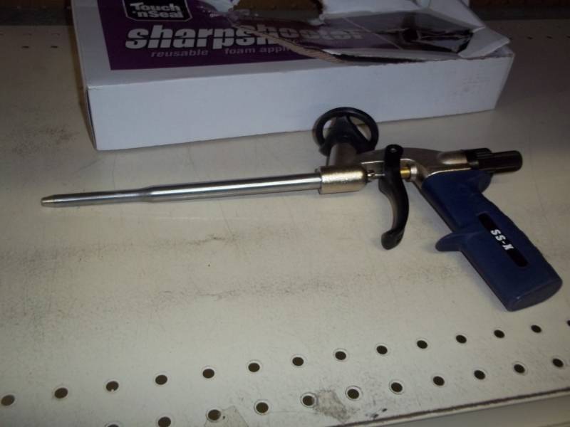 lot 31 image: New Sharpshooter foam applicator gun